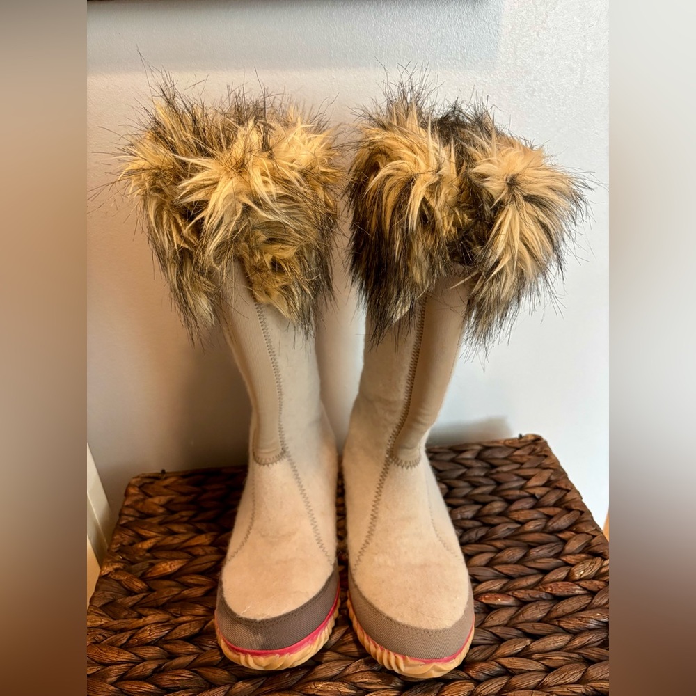 Women’s Sorel winter boots. Size 7. Beige Wool Furry top. Only worn a few times